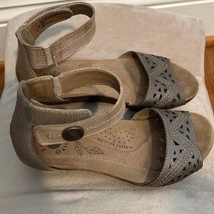 Earth Origins Gladiator Sandals Sz 62018S two tone Taupe, Gray/Silver
